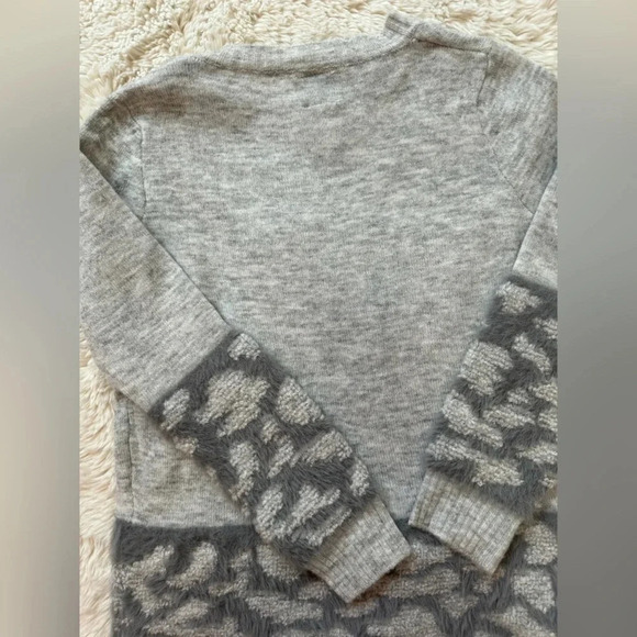 Rain + Rose Sweater Gray with faux leopard fur on bottom and sleeves size small - Picture 8 of 8